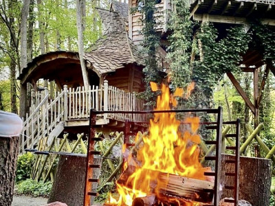 cabane clairiere feu de camp